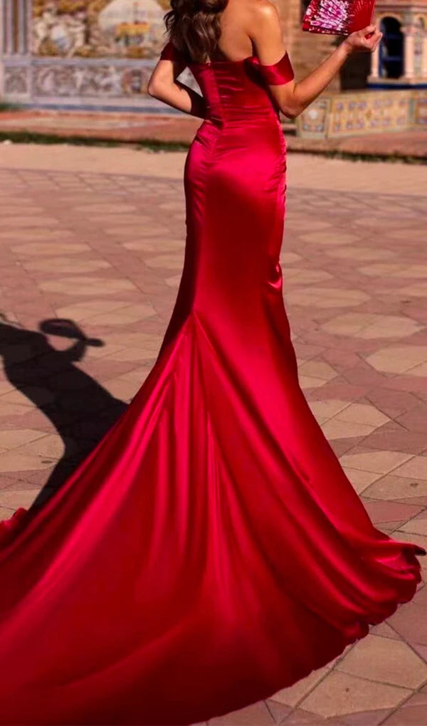 Vestido de fiesta de satén con hombros descubiertos y abertura alta hasta el suelo